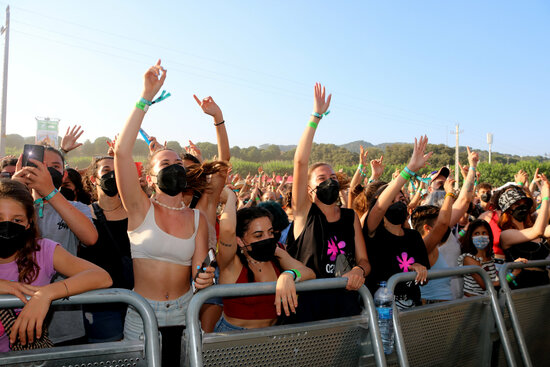 Fans wearing face masks at the front row of Suu's concert at Canet Rock, July 3, 2021 (by Gemma Aleman)