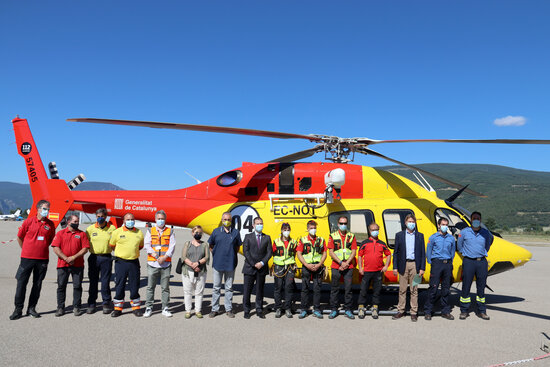 Fire service and medical staff alongside the new helicopter, July 5, 2021 (by Albert Lijarcio) 