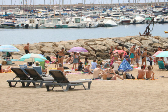 People enjoying the beach at Sant Feliu de Guíxols (by Gemma Tubert)