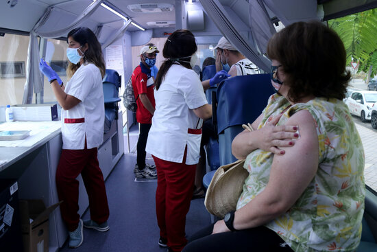 The interior of a blood donation bus adapted for Covid-19 vaccinations in Alcanar, on July 7, 2021 (by Jordi Marsal)