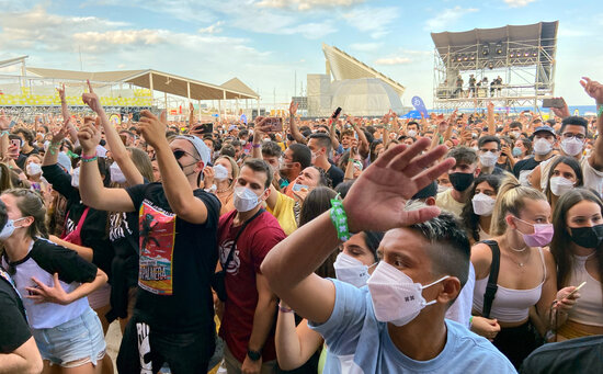 Fans at the front row of a gig at Crüilla 2021 wearing face masks (by Pere Francesch)
