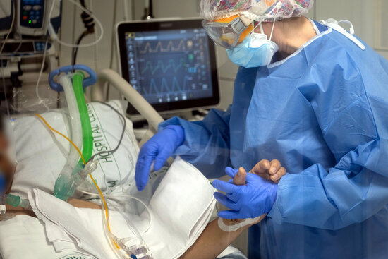 Image of an ICU in Barcelona's Hospital Clínic during the fifth Covid-19 wave (courtesy of Francisco Àvia/Hospital Clínic)