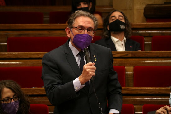 Finance minister Jaume Giró in parliament (by Guillem Roset)