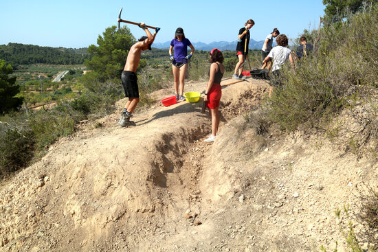 Young people and monitors at the Battle of the Ebre summer camp work to uncover trenches at El Pinell de Brai, July 21, 2021 (by Anna Ferràs) 