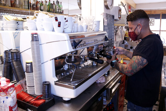A barista prepares a coffee in Barcelona (by Jordi Bataller)