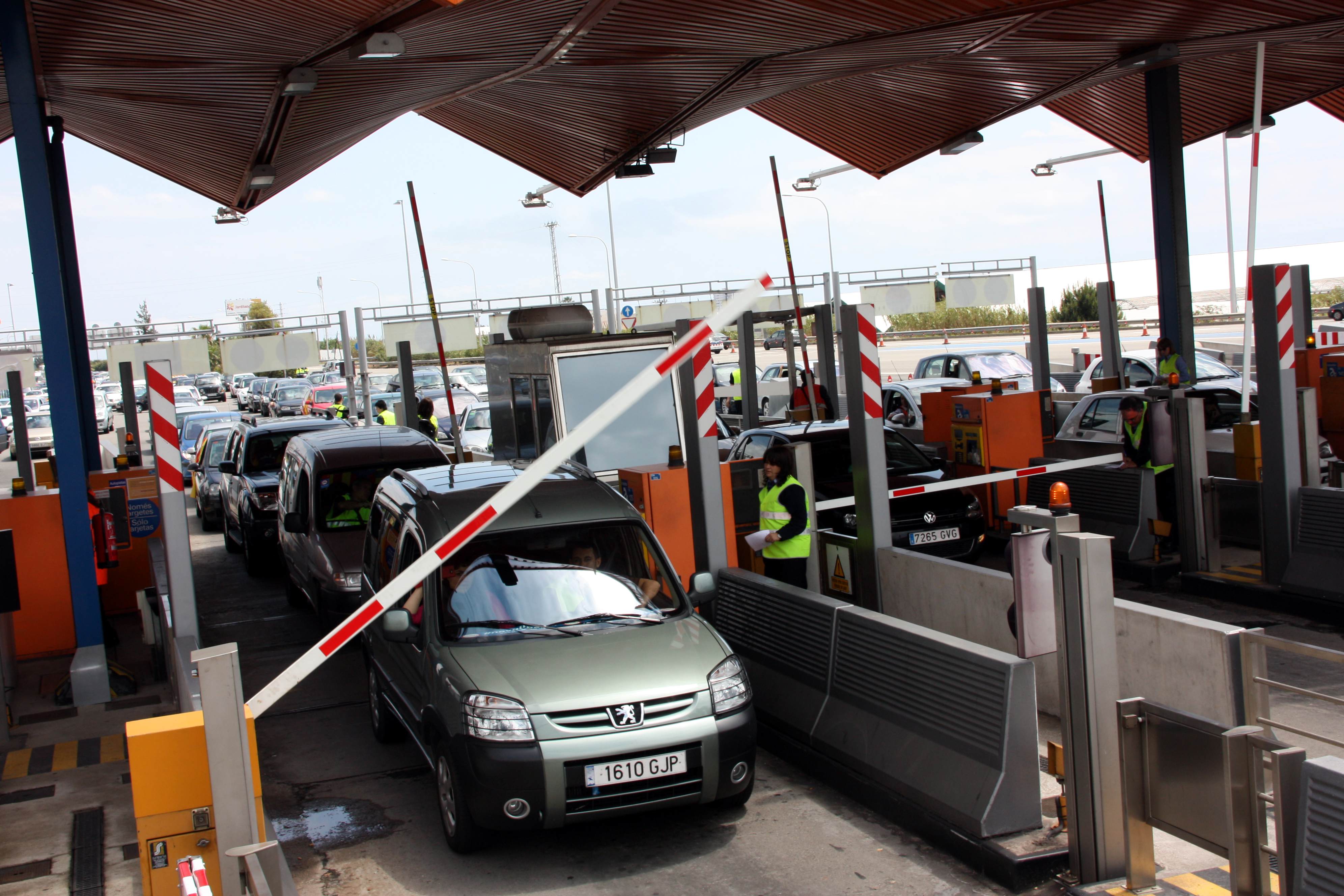Activists protest at a toll booth in Vilassar de Mar during the 'no vull pagar' campaign in 2012 (by Jordi Polinario)