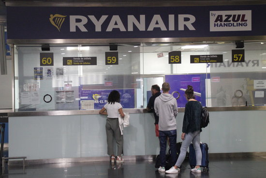 Ryanair help desk in Barcelona's airport (by Andrea Zamorano)