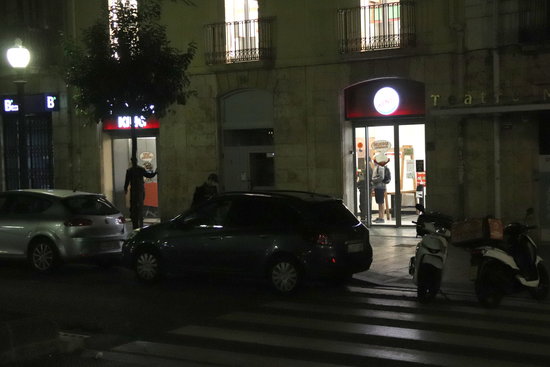 A food chain restaurant stays open past the 10pm curfew (by Eloi Tost)