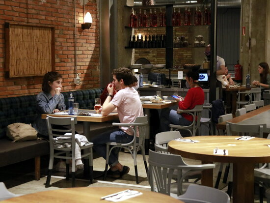 People enjoy a meal in a restaurant in Lleida (by Anna Berga)