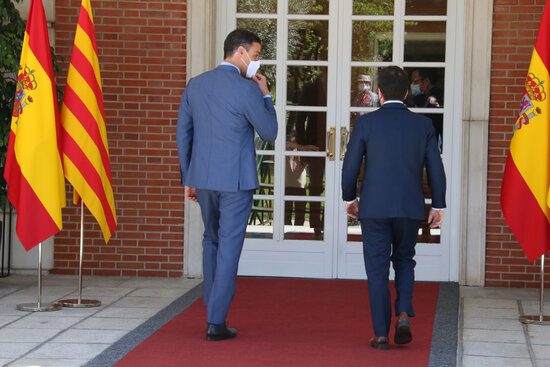 Spain's president Pedro Sànchez (left) and Catalan president Pere Aragonès at the Spanish government headquarters (by Bernat Vilaró)