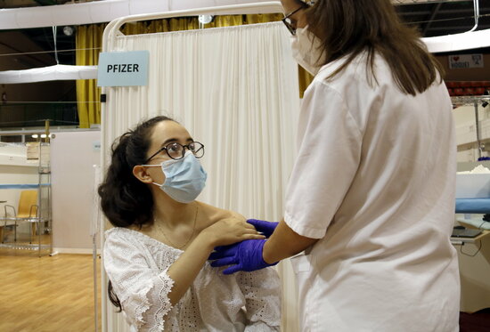 A 18-year-old woman gets vaccinated in Lleida (by Laura Cortès)