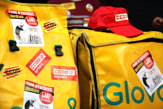 Glovo bags covered with stickers at a union protest in July 2021 (by Marta Casado Pla)