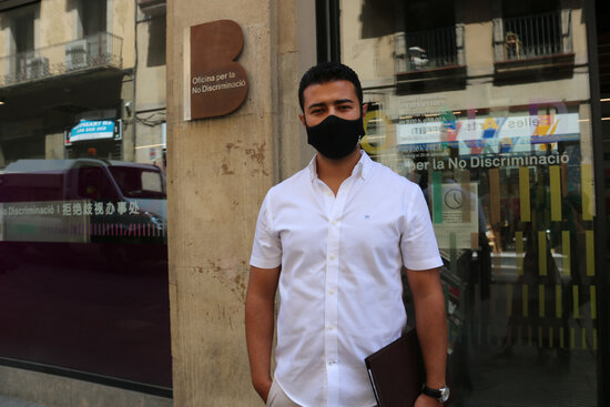 Redouane Mehdi standing in front of Barcelona's Office for Non-Discrimination (by Eli Don)