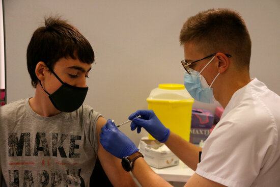 A teen receiving a coronavirus vaccine jab in Manresa (by Gemma Aleman)