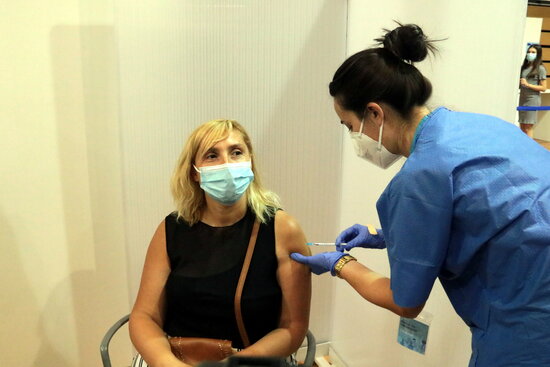 A woman gets a Covid-19 vaccine in Lleida (by Salvador Miret)