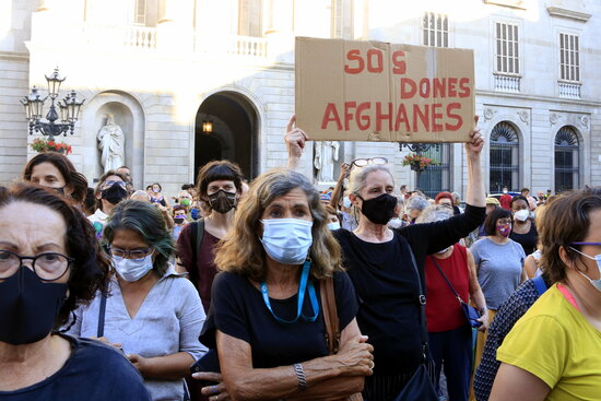 A demonstrator holds a sign that reads “SOS Afghan women” at a gathering in Barcelona (by Laura Fíguls)