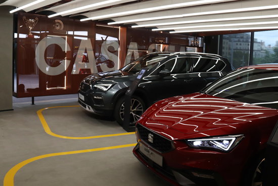 Two SEAT cars displayed in the Casa SEAT, in Barcelona, on June 16, 2020 (by Aina Martí)
