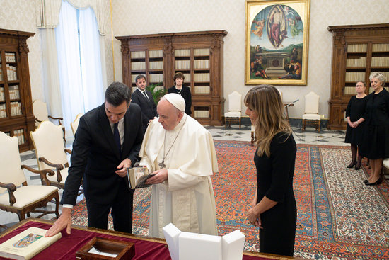 Pope Francis with Spanish president Pedro Sánchez and Sanchez's wife Begoña Gómez, October 24, 2020 (Moncloa Pool / Fernando Calvo) 