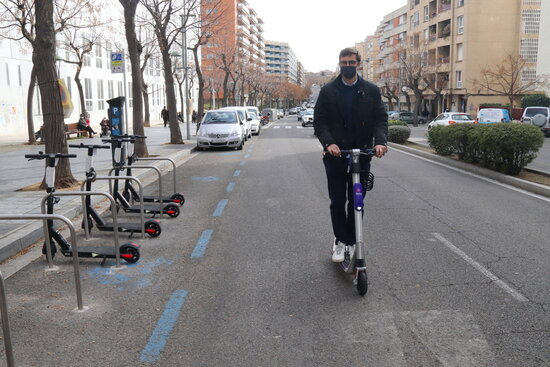 A scooter user in the city of Tarragona (by Eloi Tost)