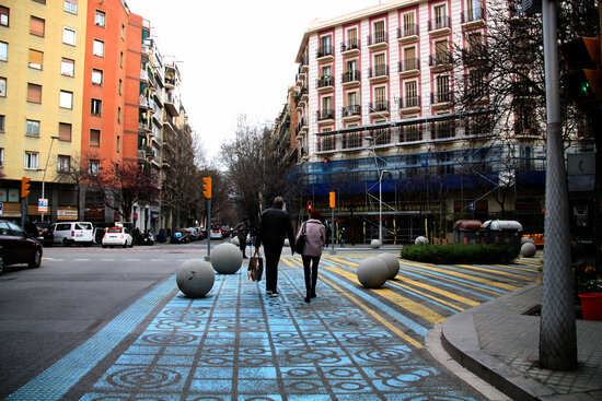 Tactical urbanism in action at the junction of Consell de Cent and Rocafort in Barcelona's Eixample district, March 3, 2021 (by Ivette Lehmann) 