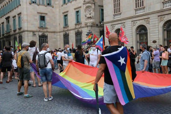 Protesters against homophoia in Barcelona's Plaça Sant Jaume, June 2021 (by Elisabet Don Lapko)