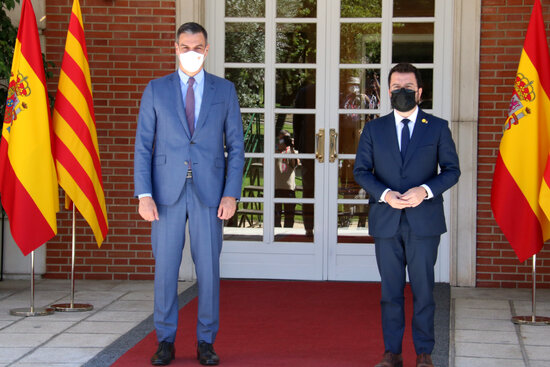 Spanish president Pedro Sánchez and Catalan president Pere Aragonès at the Spanish government's Mocloa headquarters, June 29, 2021 (by Bernat Vilaró)