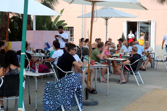 Some customers in a bar terrace in Sant Feliu de Guíxols, on August 16, 2021 (by Xavier Pi)