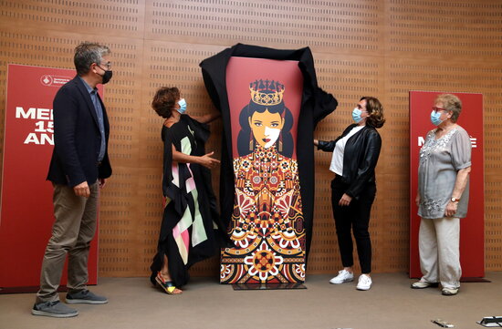Barcelona mayor Ada Colau unveils the Mercè 2021 poster with the designer Malika Favre, alongside Jordi Martí and Custiodia Moreno, September 1, 2021 (by Pau Cortina) 