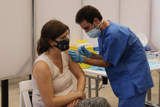 A woman gets vaccinated against Covid-19 in Girona (by Aleix Freixas)