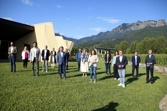 Members of the government pose for the media, Vall d'en Bas, September 4, 2021 (by Lourdes Casademont)
