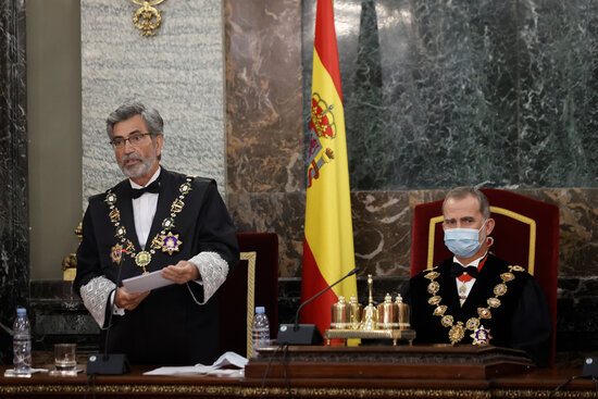 The head of Spain's judiciary, Carlos Lesmes, standing next to king Felipe VI (by EFE)