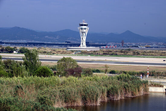 Aerial image of Barcelona Airport's control tower and third runway, September 9, 2021 (by Àlex Recolons)