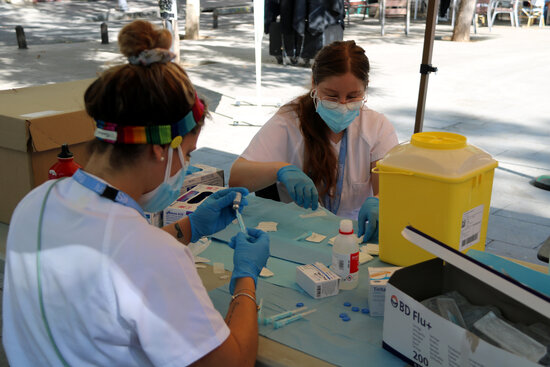 A medical professional prepares a Covid-19 vaccine at a mobile inoculation point in Barcelona, September 2021 (by Àlex Recolons)