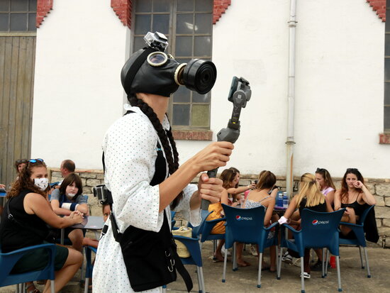 An actor performing Deskonekta during the FiraTàrrega (by Anna Berga)