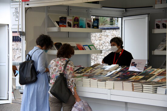 Literature fans brose a stall at the 2021 Catalan Book Week (by Àngela Sánchez)