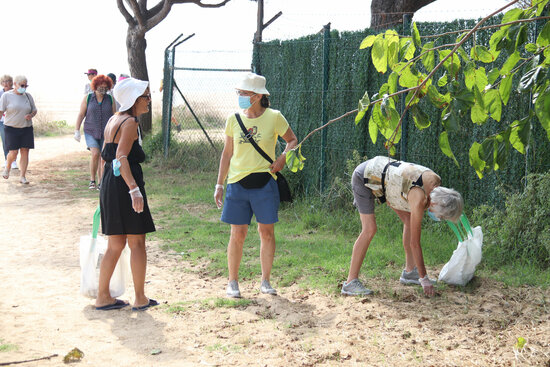 Volunteers collecting rubbish in Platja d'Aro (by Aleix Freixas)