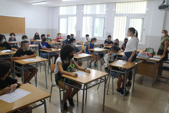 Students at the Institut Ramon Barbat in Vilaseca on the first day of the 2021-2022 school year (by Eloi Tost)