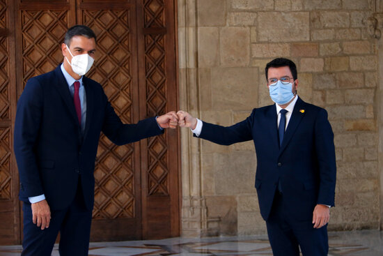 Spanish president, Pedro Sánchez (left), and Catalan president, Pere Aragonès, ahead of their meeting in Catalan government headquarters, on September 15, 2021 (by Guillem Roset)