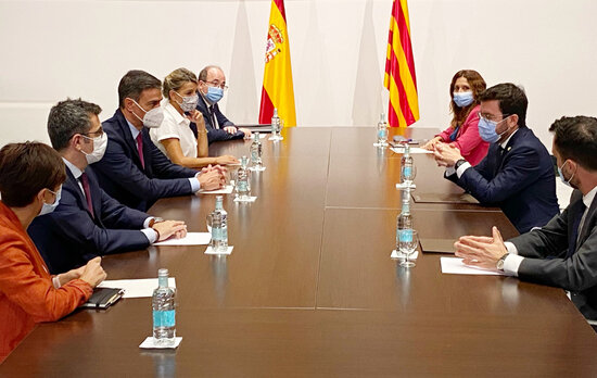 Members of the Catalan government (right) facing members of the Spanish government (by Jordi Bedmar-Catalan government)