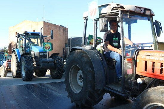 Farmers drive their tractors in El Prat de Llobregat (by Carola López)