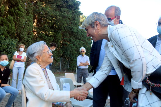 Remei Oliva, the writer of the memoirs, and Catalan justice minister, Lourdes Ciuró, September 19, 2021 at the Elne Maternity Hospital (by Xavier Pi)