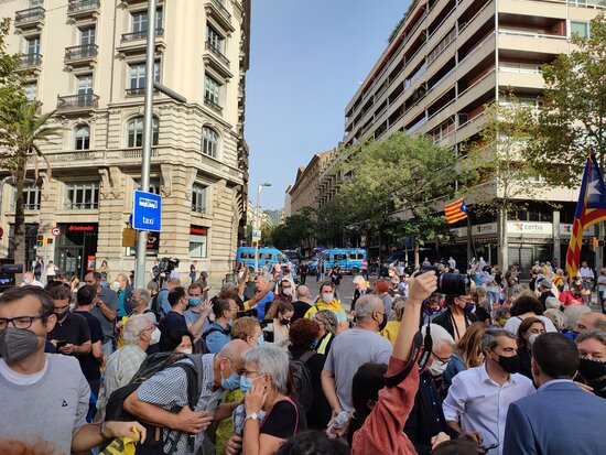 Pro-independence supporters block Avinguda Diagonal while protesting against the arrest of former Catalan president Carles Puigdemont (by Àlex Recolons)