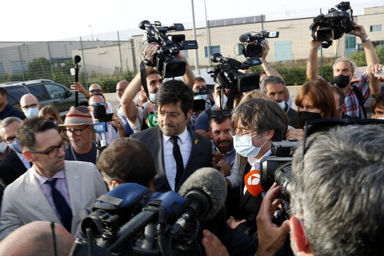 Former Catalan president Carles Puigdemont is met by reporters after leaving police custody in Sardinia, September 24, 2021 (by Miquel Codolar)