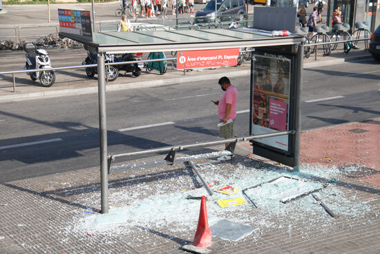 A smashed bus stop at Plaça Espanya, the morning after a mass on-street public drinking party during the La Mercè celebrations (by Blanca Blay)