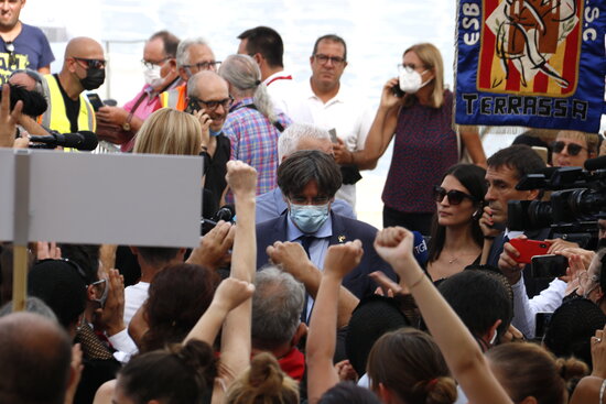 Former Catalan president Carles Puigdemont meets with organizers of the Adifolk festival in Alghero, Sardinia, on September 25, 2021 (by Miquel Codolar)