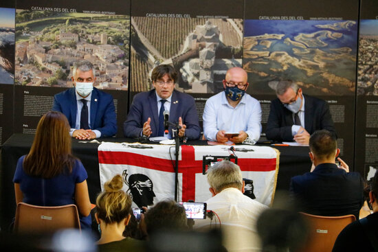 Former president Carles Puigdemont appears at a press conference in Sardinia (by Miquel Codolar)