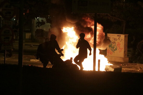 People burn a motorbike during the riots near Bogatell beach following La Mercè celebrations (by Jordi Pujolar)