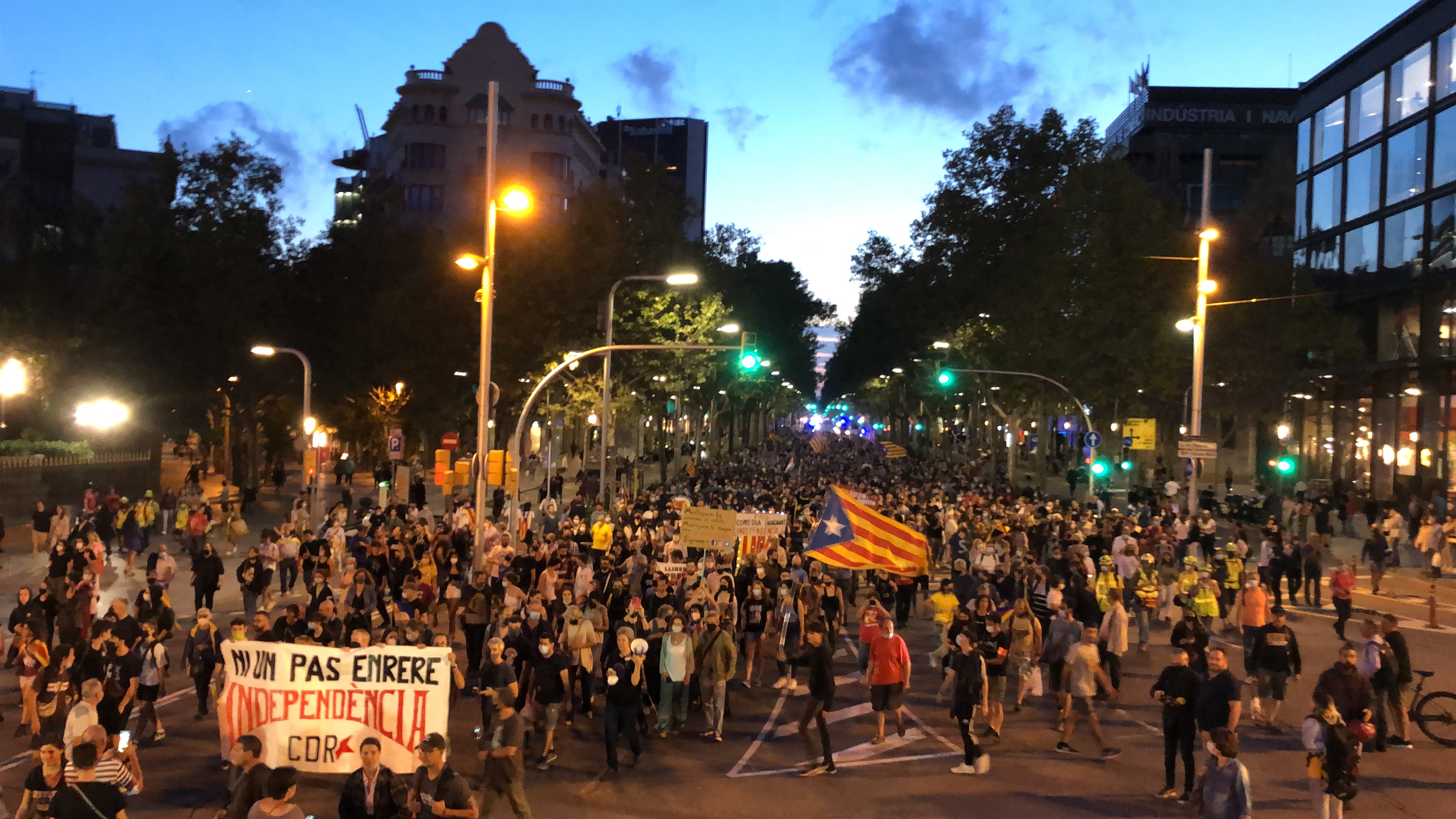 Pro-independence campaigners march down Diagonal avenue (by ACN)