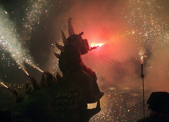 A fire-breathing dragon at Festivitas Bestiarum, November 16, 2017 (Agrupació del Bestiari Festiu i Popular de Catalunya)