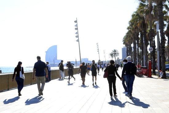 People strolling and jogging along the Barceloneta seafront in Barcelona, October 31, 2020 (by Laura Fíguls)